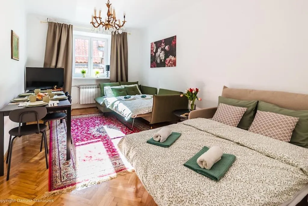Superapart Swietojanska 19, Old Town location